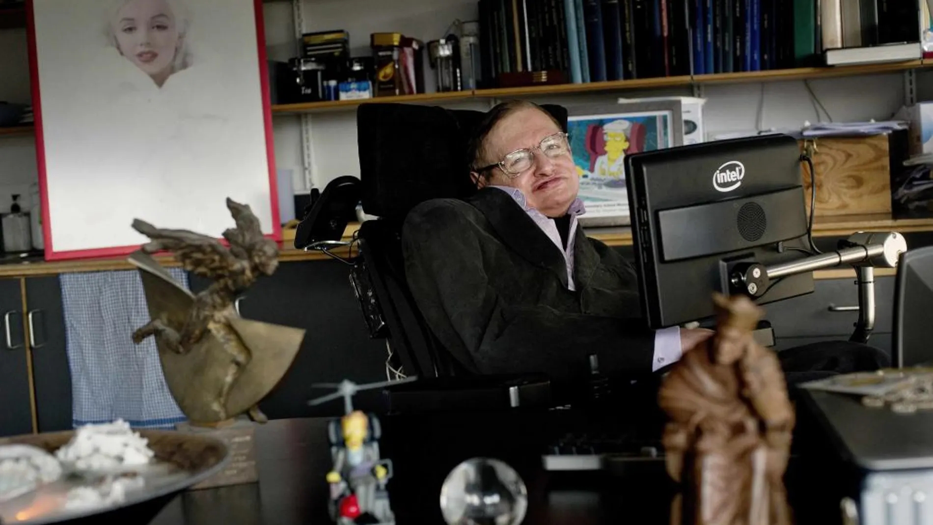 El físico británico Stephen Hawking en su despacho en la Universidad de Cambridge