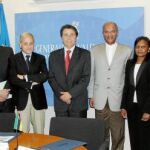 Cervera y el ministro de Salud de Mozambique, Paulo Ivo, ayer tras la firma del acuerdo para el desarrollo sanitario de Mozambique