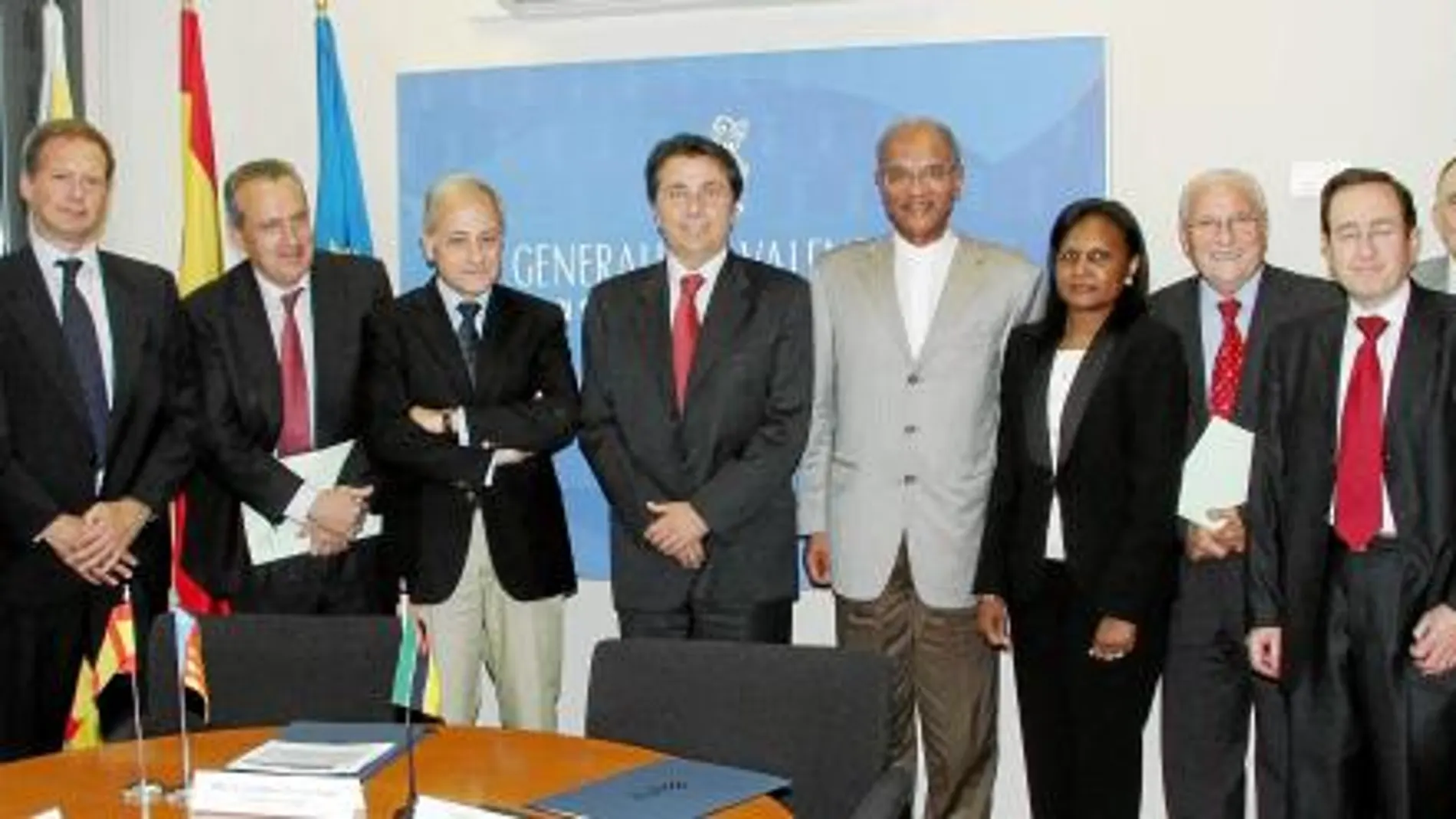 Cervera y el ministro de Salud de Mozambique, Paulo Ivo, ayer tras la firma del acuerdo para el desarrollo sanitario de Mozambique