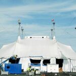 Las lonas blancas son lasprotagonistas de una carpa que ayer acabó de instalarse