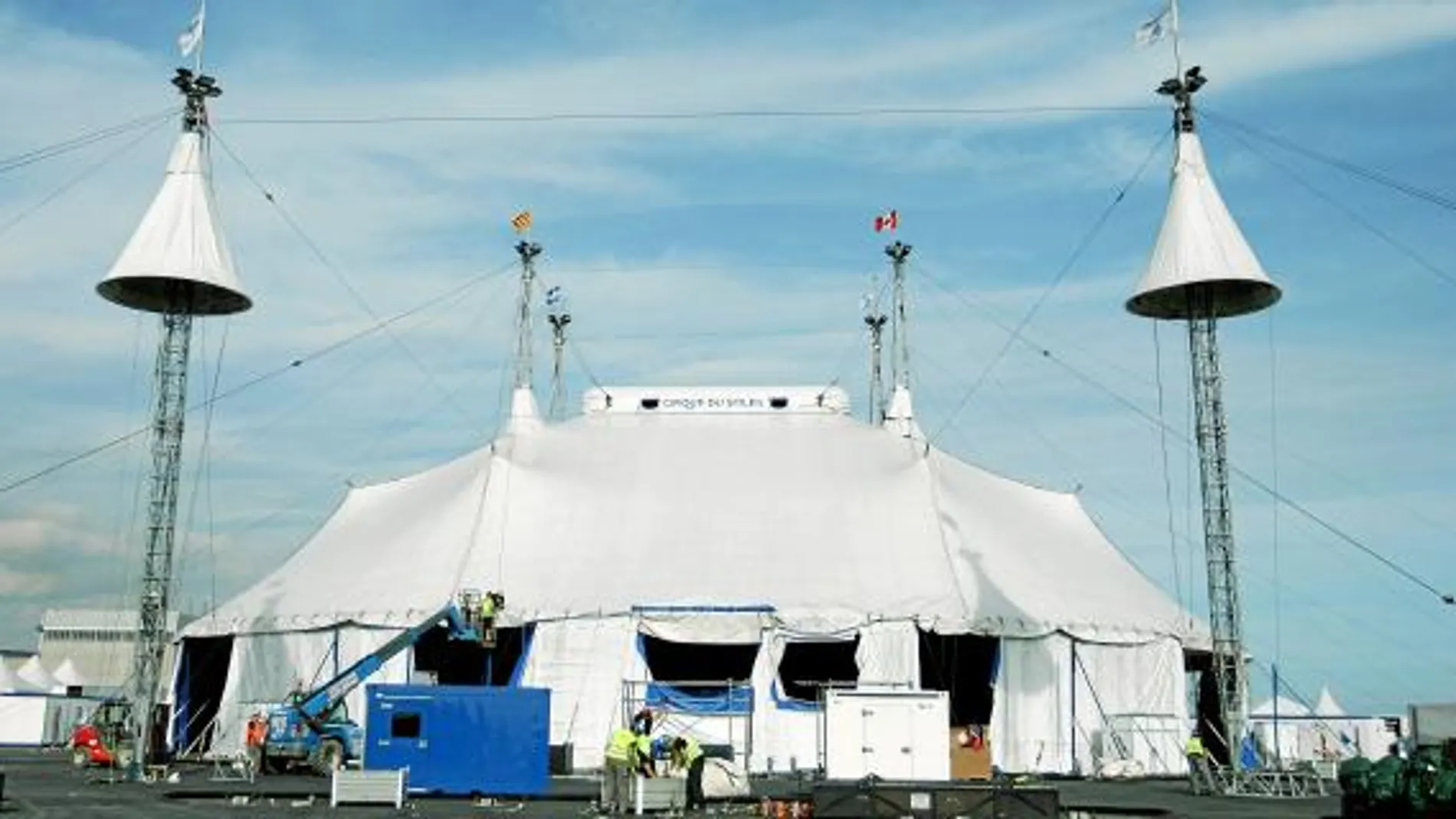 Las lonas blancas son lasprotagonistas de una carpa que ayer acabó de instalarse