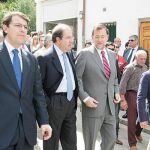 Herrera, Rajoy Fernández Mañueco y Sanz, durante su visita a la localidad abulense de Cuevas del Valle