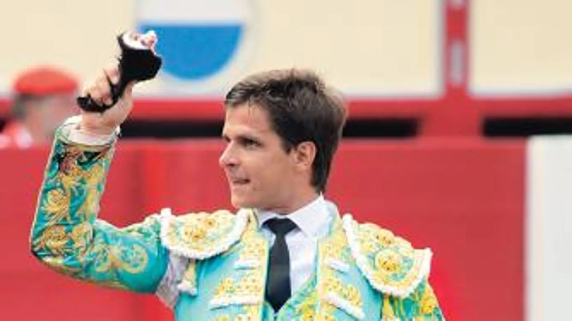 Julián López «El Juli» pasea la oreja que cortó a su primer astado, ayer en la Feria de Santiago de Santander