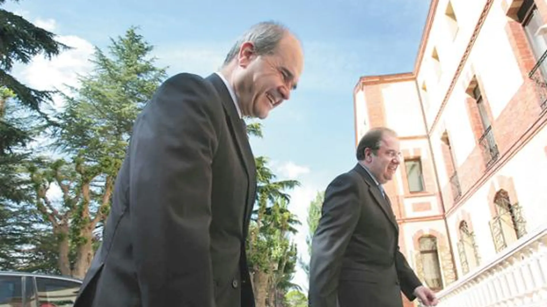 Herrera avisa a Chaves: «no toleraré un mal trato en el reparto de fondos»