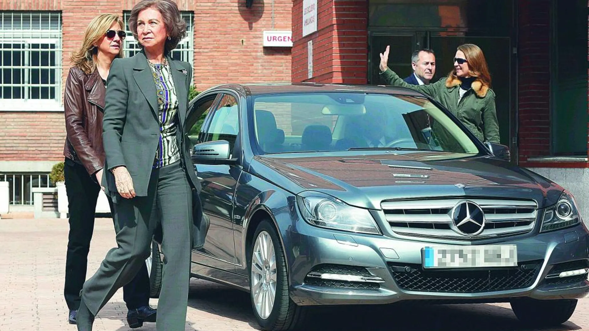 «Rentong» por ley. La Reina Sofía, junto a sus hijas, llegan al hospital La Milagrosa en un Mercedes clase C para visitar a Don Juan Carlos