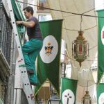 Los operarios daban ayer los últimos retoques a las calles de Toledo por las que pasará la procesión. La ciudad luce sus mejores galas para recibir a la Custodia