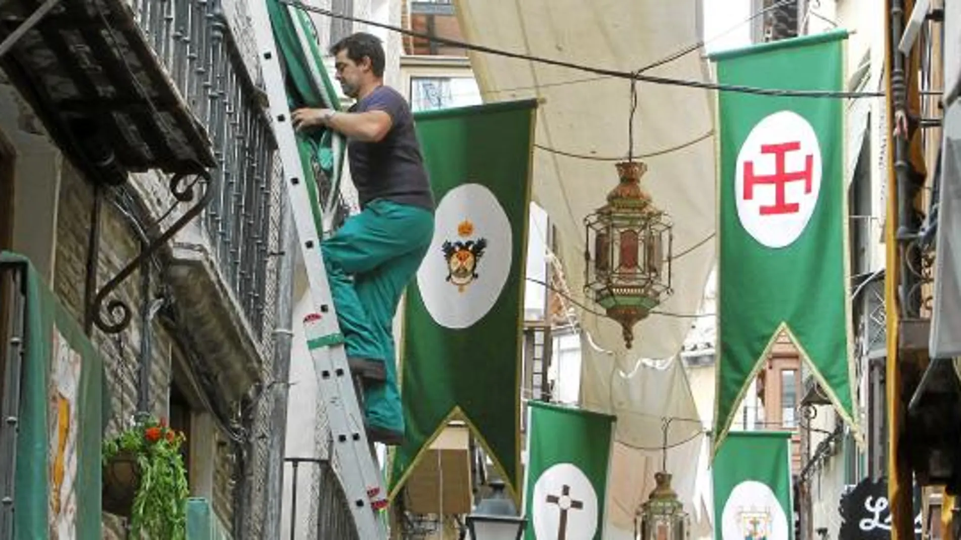 Los operarios daban ayer los últimos retoques a las calles de Toledo por las que pasará la procesión. La ciudad luce sus mejores galas para recibir a la Custodia