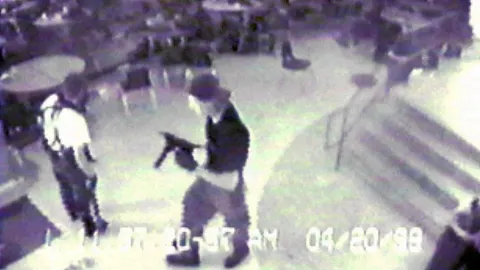 En la masacre de la escuela de secundaria de Columbine, en Littleton (Colorado), ocurrida en 1999, murieron 15 personas y 24 resultaron heridas