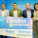 Sanz, junto al presidente del PP de Málaga, Elías Bendodo, y al candidato a Antequera, Manuel Barón