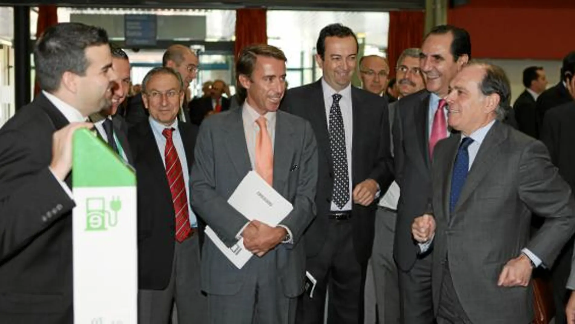 Tomás Villanueva junto a José Rolando Álvarez, Carlos Escudero y Alfonso Beltrán visitan uno de los expositores del II Salón del Vehículo que se celebra en Valladolid