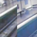 En el estremecedor vídeo del accidente se puede ver cómo el hombre se tambalea hacia atrás y cae a las vías segundos antes de que llegue el convoy, y es rescatado en el último momento por el agente de policía