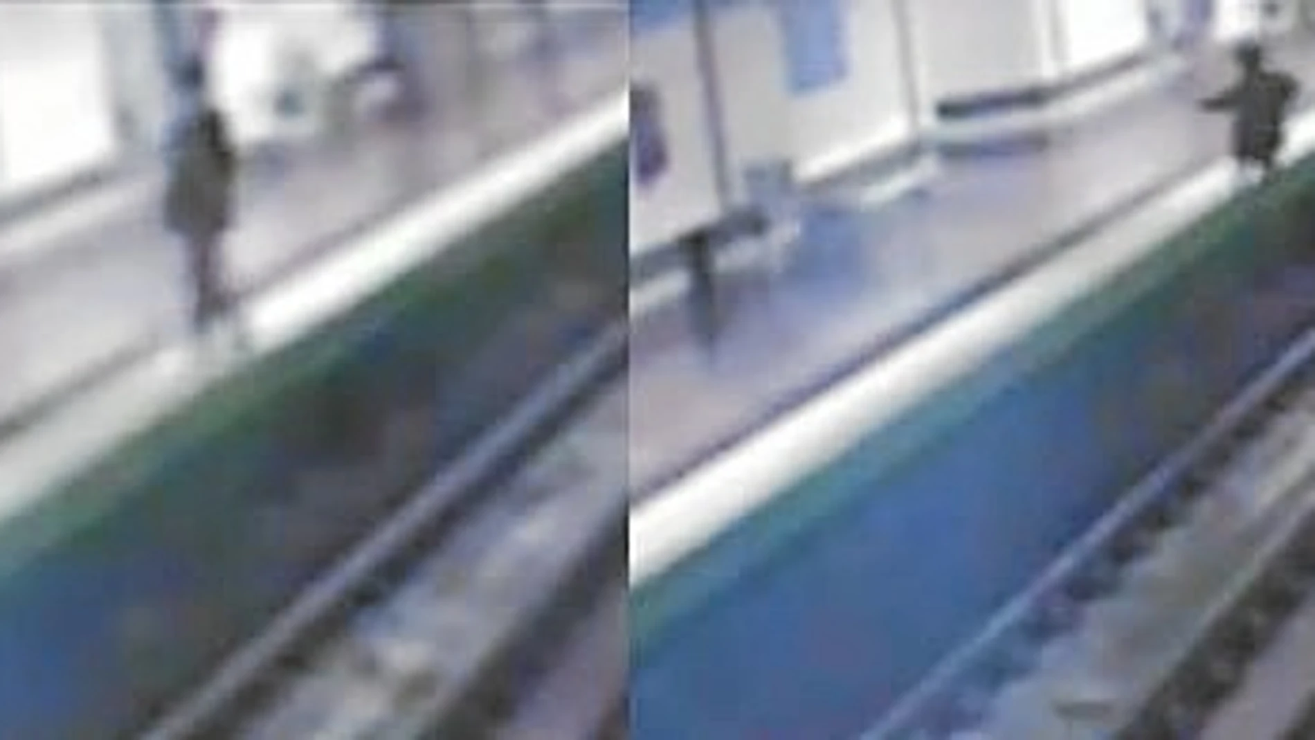 En el estremecedor vídeo del accidente se puede ver cómo el hombre se tambalea hacia atrás y cae a las vías segundos antes de que llegue el convoy, y es rescatado en el último momento por el agente de policía