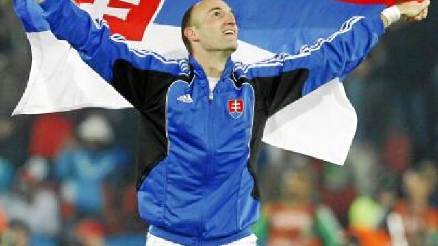 Vittek celebra la victoria eslovaca con una bandera de su país