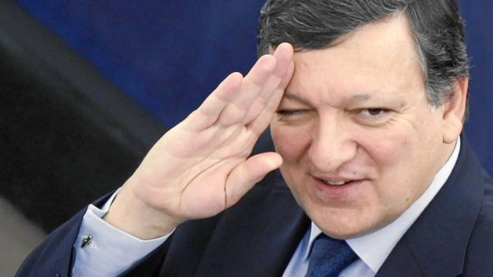 La Comisión Europea que preside Durao Barroso insistió ayer en pedir a Irlanda que suba sus impuestos y recorte el gasto