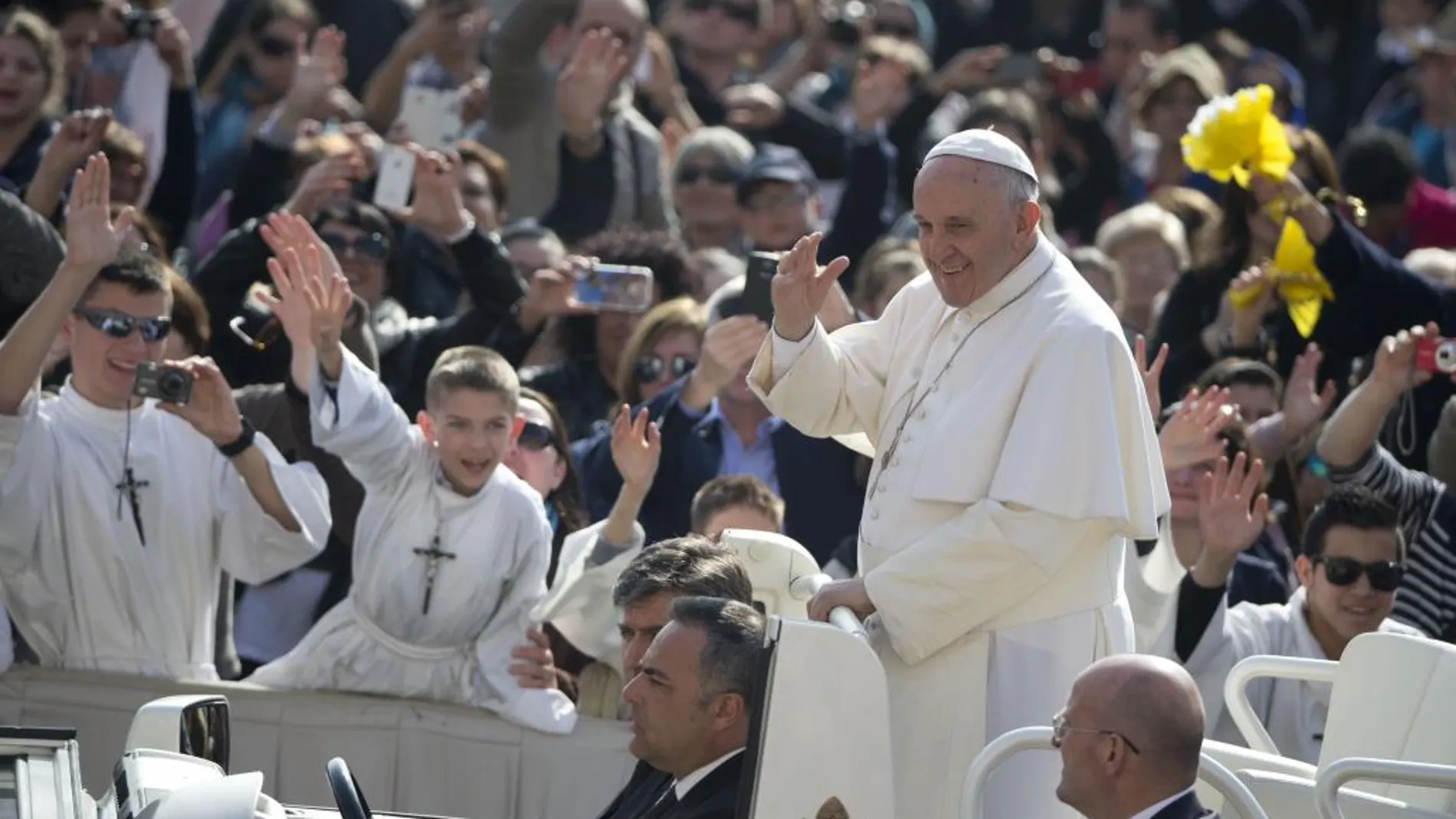 El Papa Francisco, saluda a los fieles en la Plaza de San Pedro