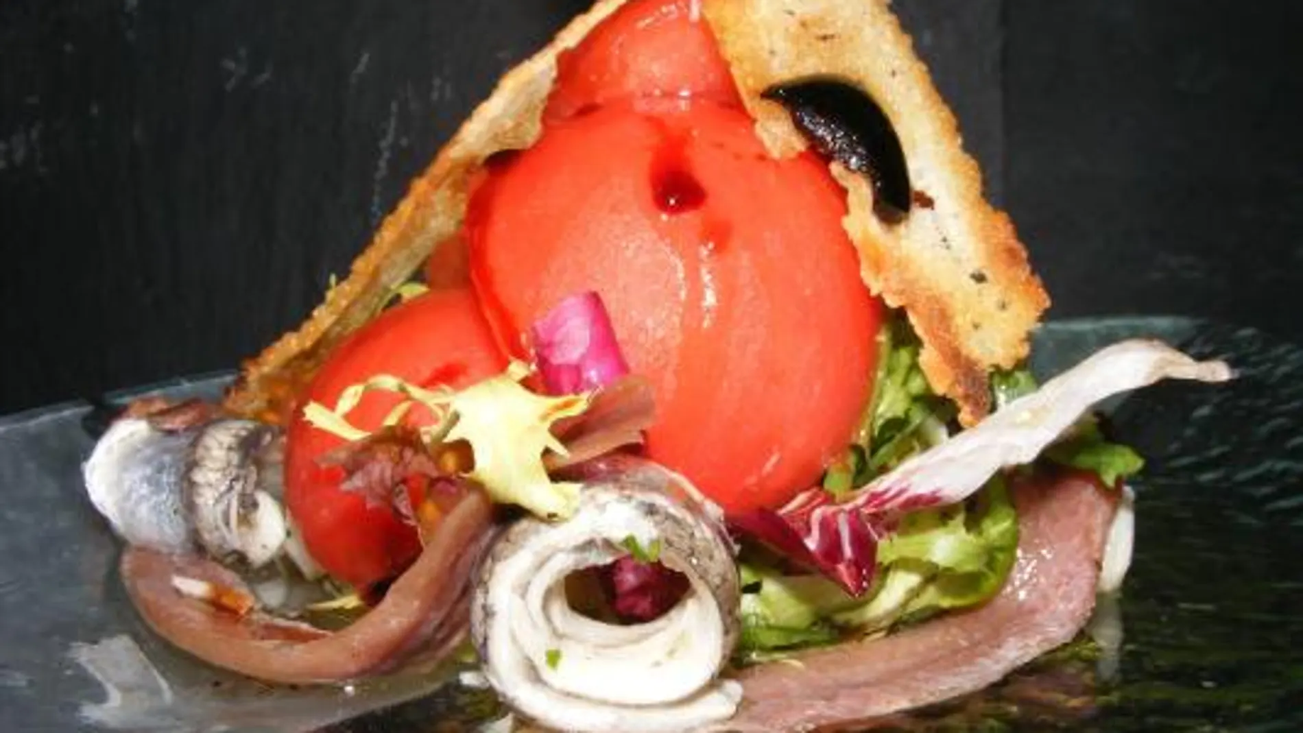 Ensalada matrimonio de boquerón y anchoas con huevo de codorniz y pan de olivas
