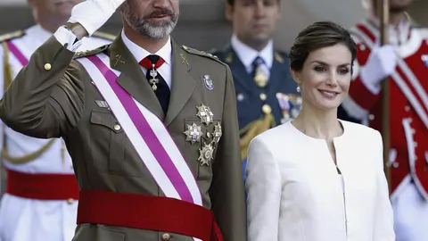 Los Reyes durante el desfile militar celebrado con motivo de la celebración del Día de Las Fuerzas Armadas