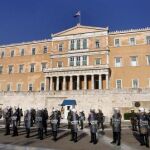 Policías antidisturbios vigilan a cientos de manifestantes que se congregan en el exterior del Parlamento de Atenas el pasado día 6