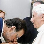 Mariano Rajoy besa la mano de Benedicto XVI