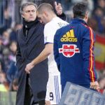 Benzema recibe el consuelo de Mourinho al ser sustituido en el minuto 56