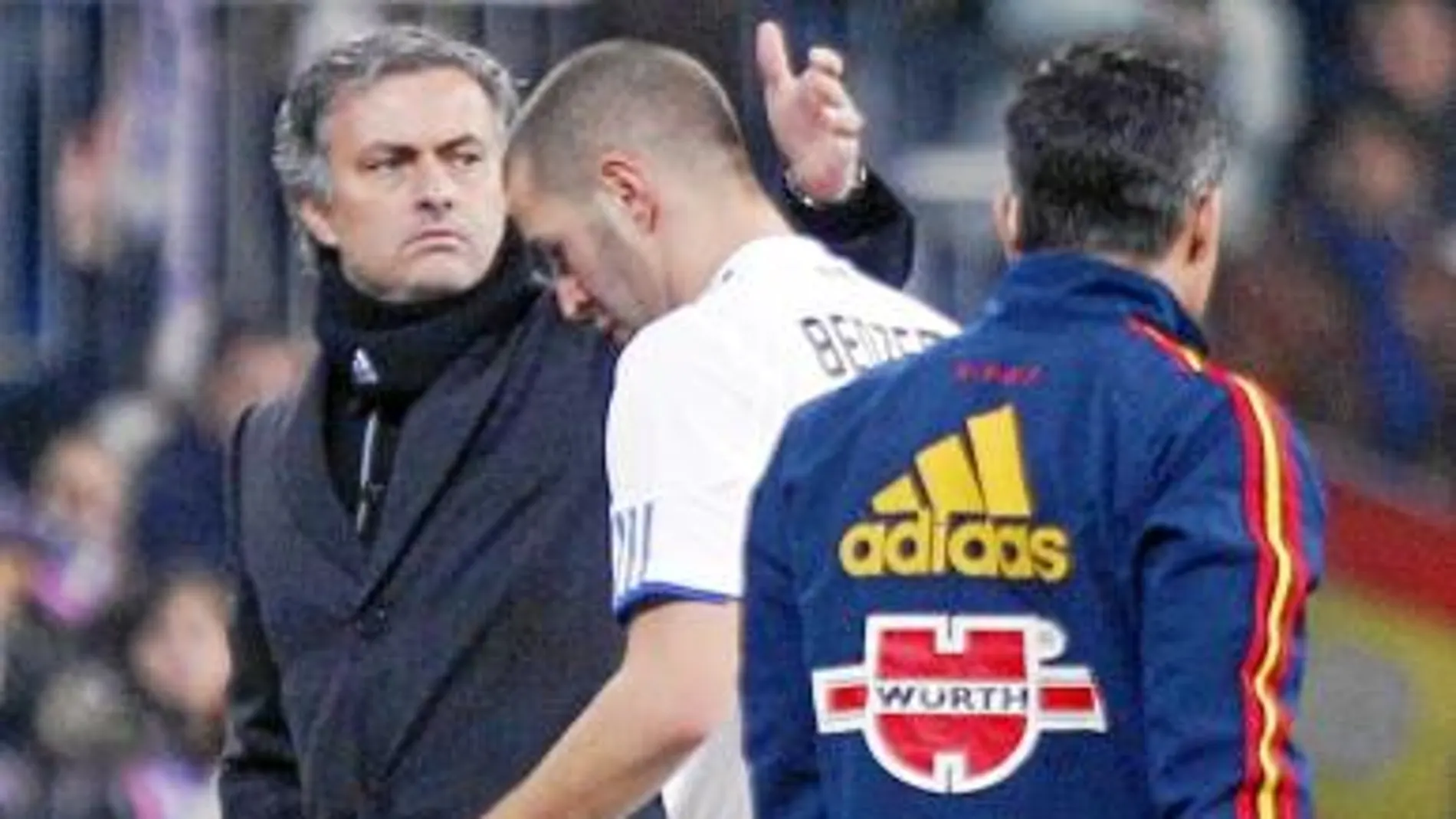 Benzema recibe el consuelo de Mourinho al ser sustituido en el minuto 56