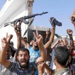 Los rebeldes celebran la toma del palacio de Gadafi en Trípoli