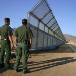 Dos policías vigilan la frontera de México con los EE UU