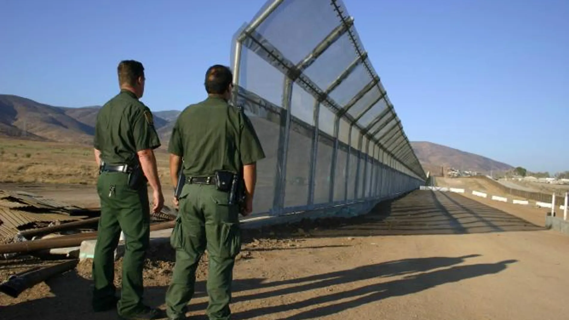 Dos policías vigilan la frontera de México con los EE UU