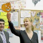 La ministra de Sanidad, Política Social e Igualdad, Leire Pajín, bromea con la decoración de Halloween durante una visita a un colegio