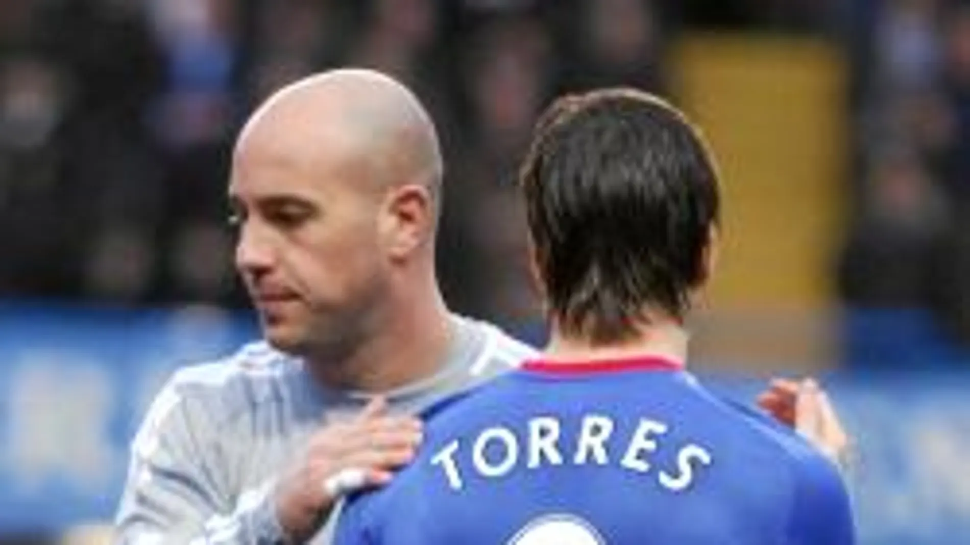 Fernando Torres saluda a Reina antes del comienzo del encuentro en Stamford Bridge