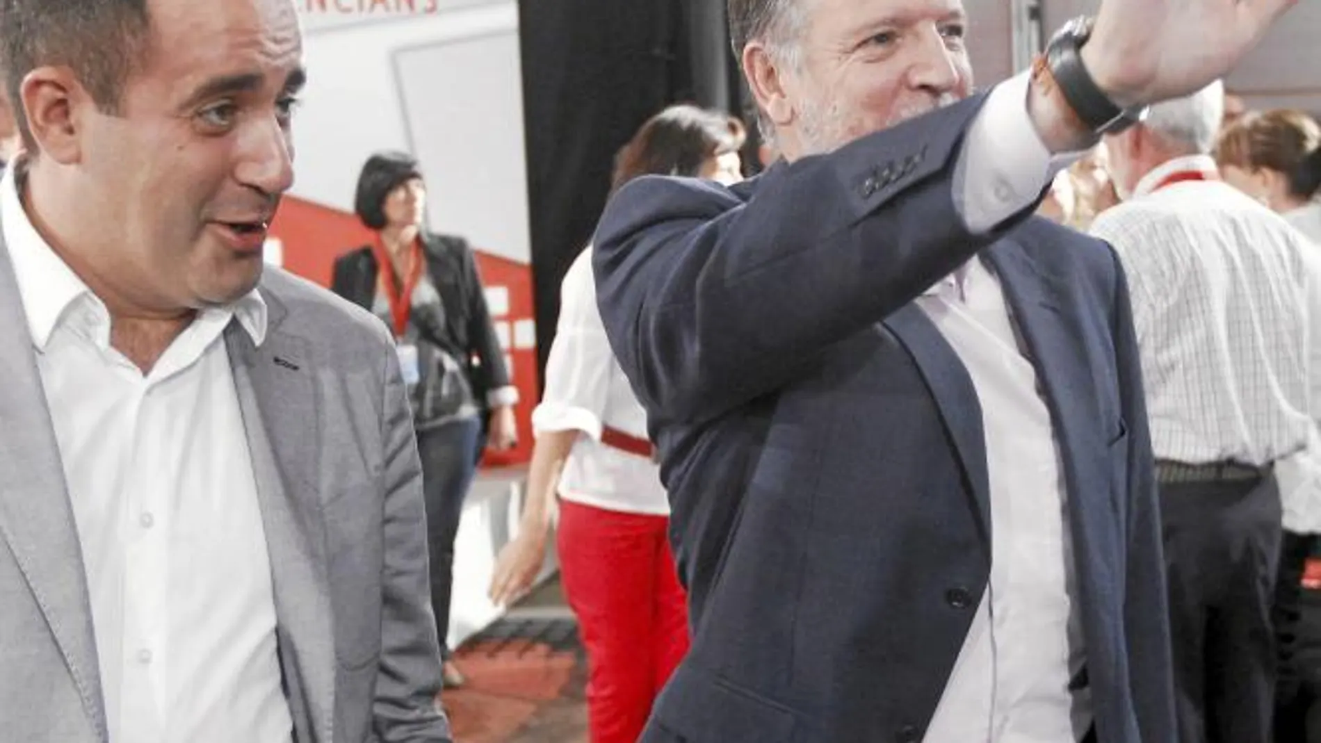 El secretario de organización del PSOE, Marcelino Iglesias, y el secretario general del PSPV, Jorge Alarte, ayer a la entrada de la Convención política