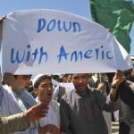 Ciudadanos afganos gritan consignas anti EEUU durante una protesta en contra del polémico pastor estadounidense Terry Jones en Herat (Afganistán)