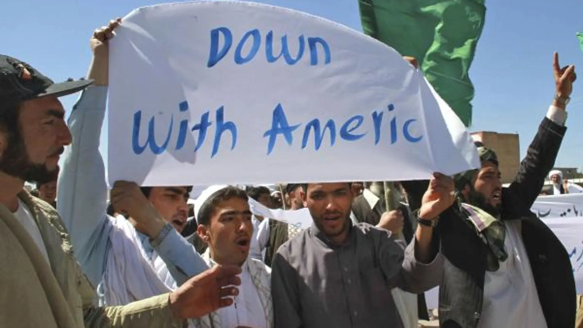 Ciudadanos afganos gritan consignas anti EEUU durante una protesta en contra del polémico pastor estadounidense Terry Jones en Herat (Afganistán)