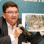 El alcalde de Rota, Lorenzo Sánchez, muestra en una mapa la zona donde se debería instalar el polígono de las Marismas