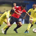 El jugador uruguayo del Mallorca Diego Castro (c) trata de escapar entre Marcos Senna (d) y el argentino Musacchio, ambos del Villarreal,