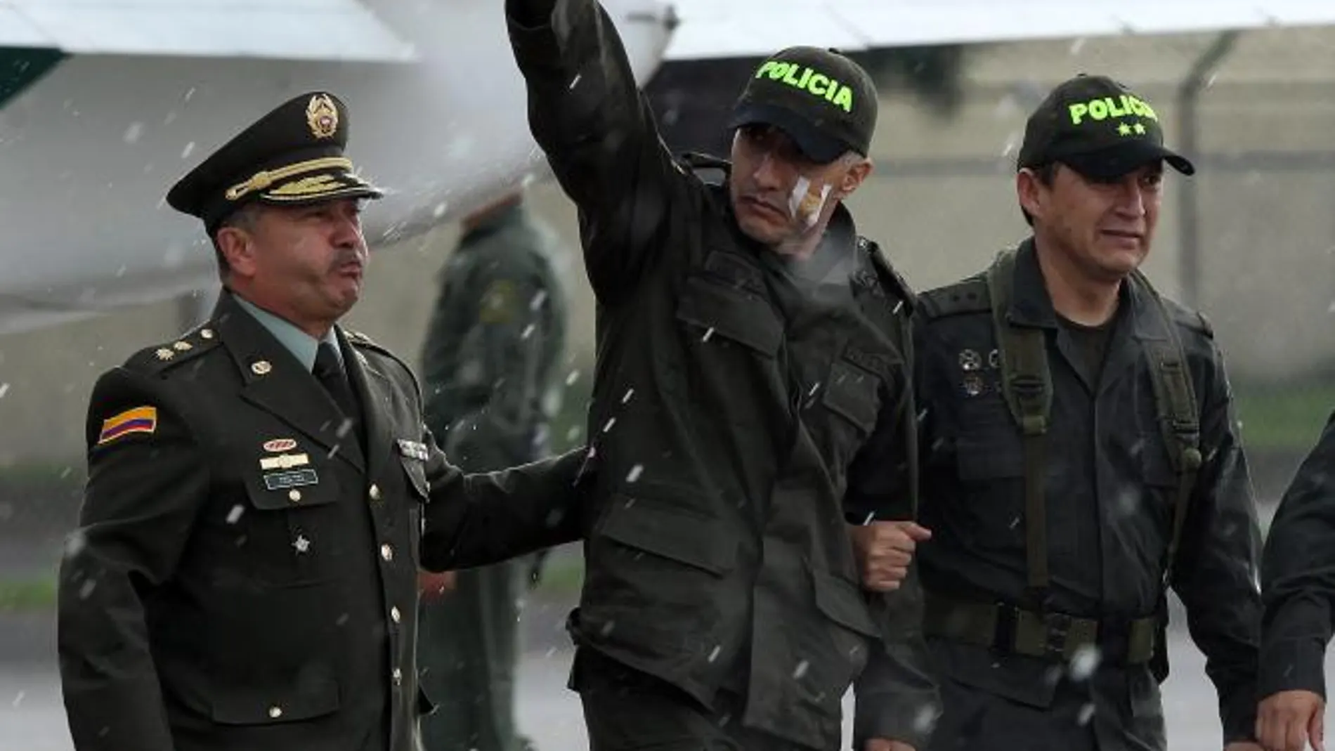 El sargento de la policía colombiana Luis Alberto Erazo (c) desciende de un avión militar, domingo 27 de noviembre de 2011, en Bogotá (Colombia).