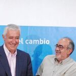El presidente del PP-A, Javier Arenas, junto al presidente de UPTA-A, Isidoro Romero, ayer en Sevilla