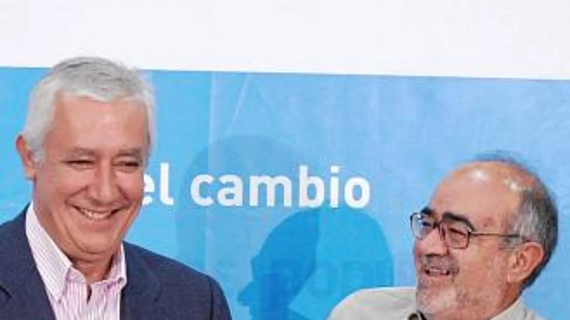 El presidente del PP-A, Javier Arenas, junto al presidente de UPTA-A, Isidoro Romero, ayer en Sevilla