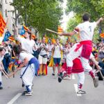 Sólo el grupo de «bastoners» de Sant Celoni logró poner ruido a la marcha que transcurrió por la calle Trafalgar y el paseo Lluís Companys
