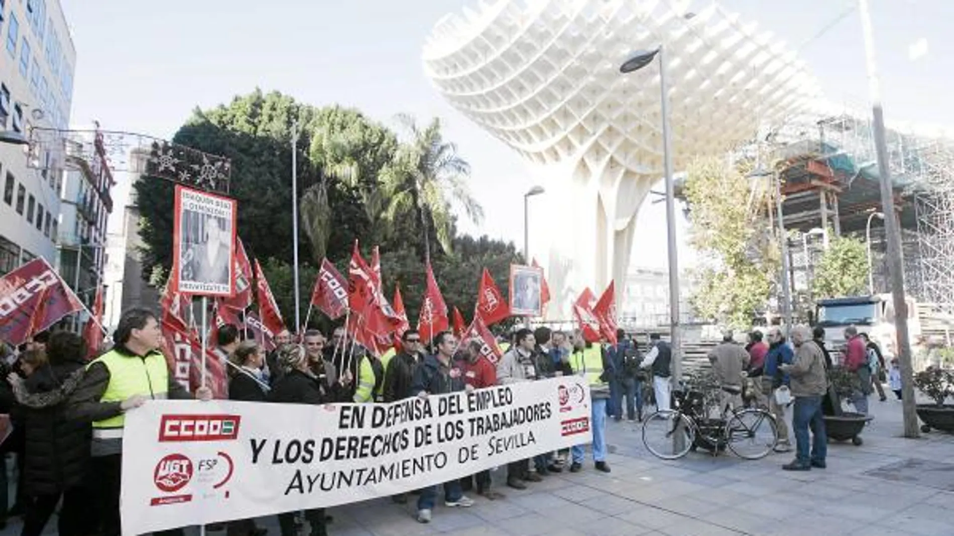 Los manifestantes, provistos de pancartas, iniciaron la marcha en la plaza de la Encarnación, bajo los parasoles del Metropol