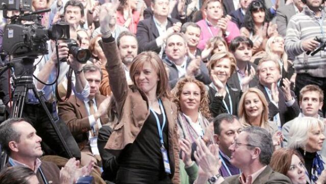 La candidata del PP a Asturias es aplaudida tras aludir a ella Javier Arenas