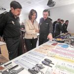 La delegada del Gobierno, Ana Botella, observa algunos de los objetos decomisados a la banda