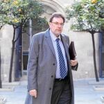 El conseller de Benestar Social y Familia, Josep Lluís Cleries, antes de entrar en una reunión del Consell Executiu