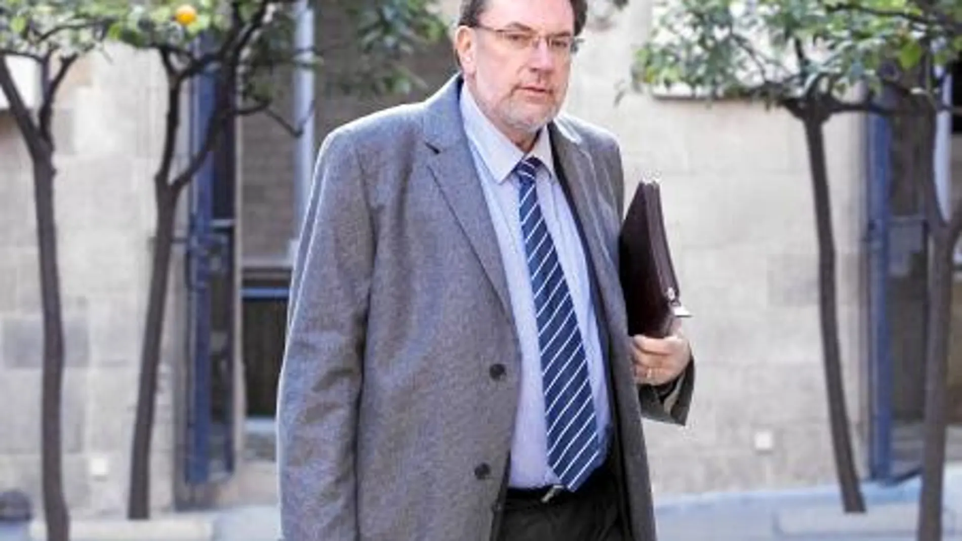 El conseller de Benestar Social y Familia, Josep Lluís Cleries, antes de entrar en una reunión del Consell Executiu