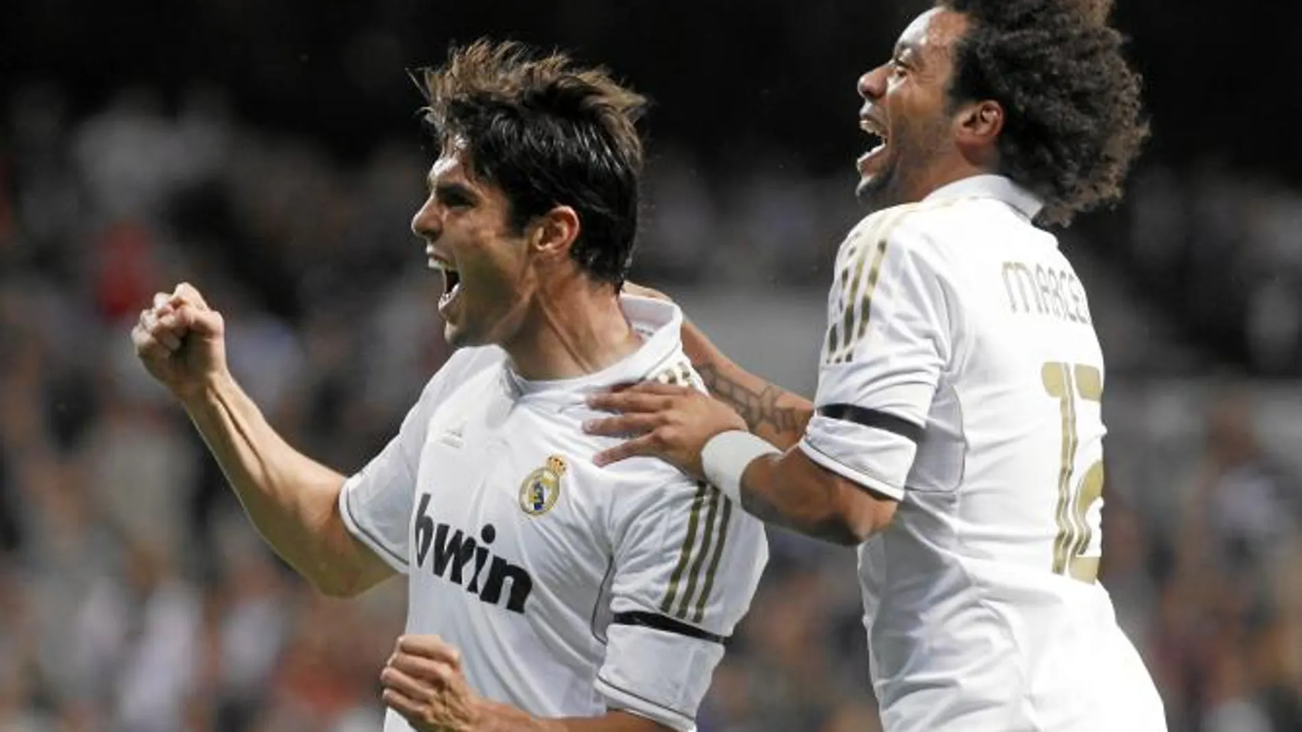 Kaká y Marcelo celebran el segundo gol del partido, que marcó el mediapunta