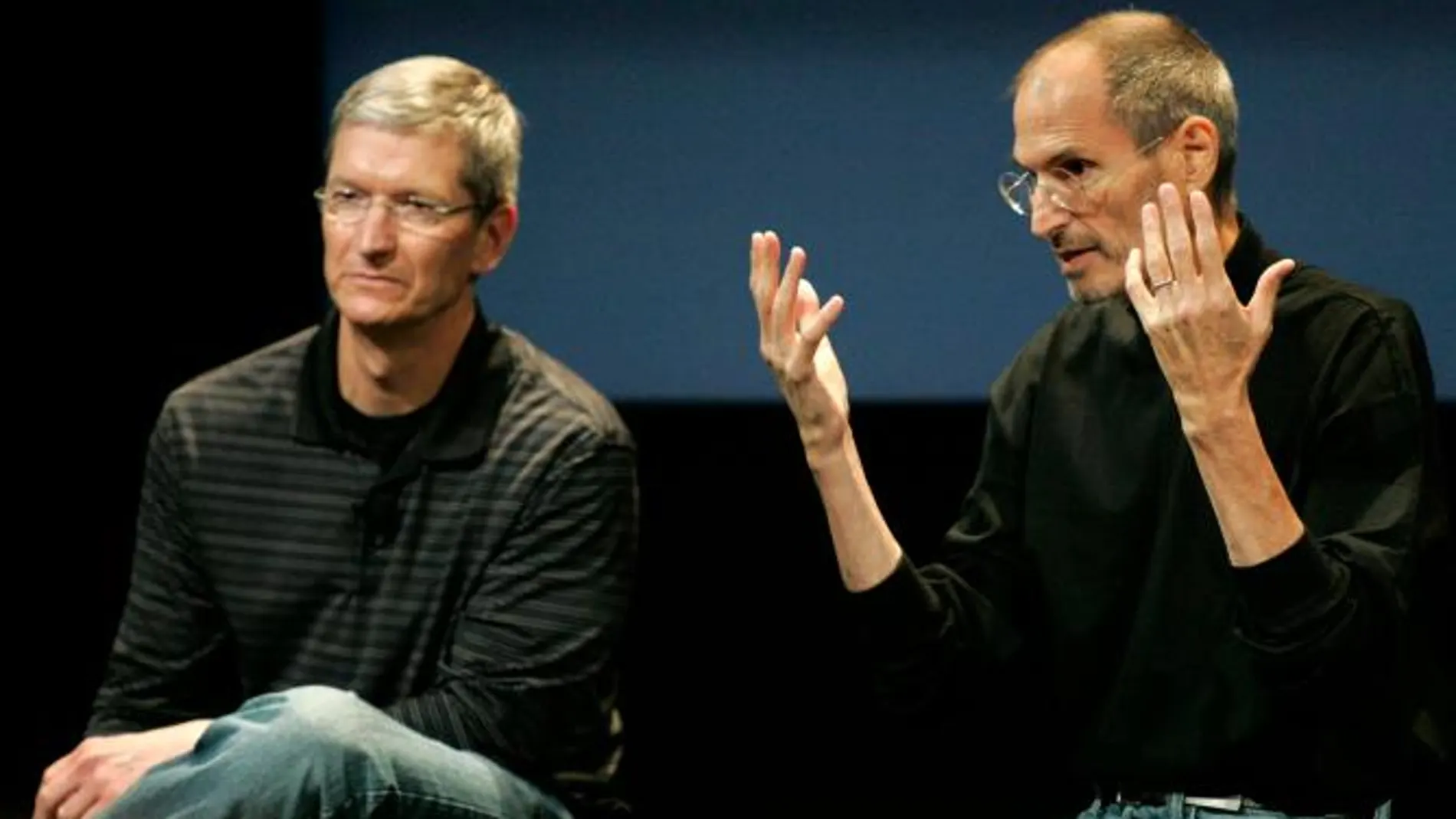 Tim Cook junto a Steve Jobs