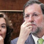 Rajoy comenta el desarrollo de un pleno con Soraya Sáenz de Santamaría