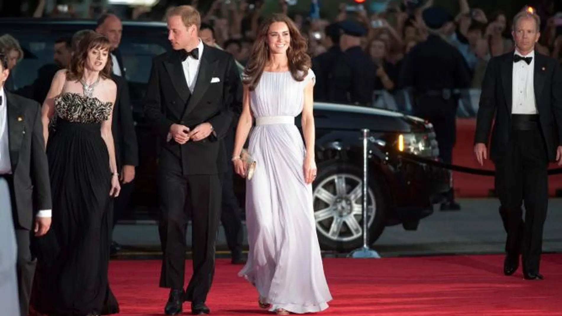 La duquesa de Cambridge vistió un traje lila diseñado por Alexander McQueen