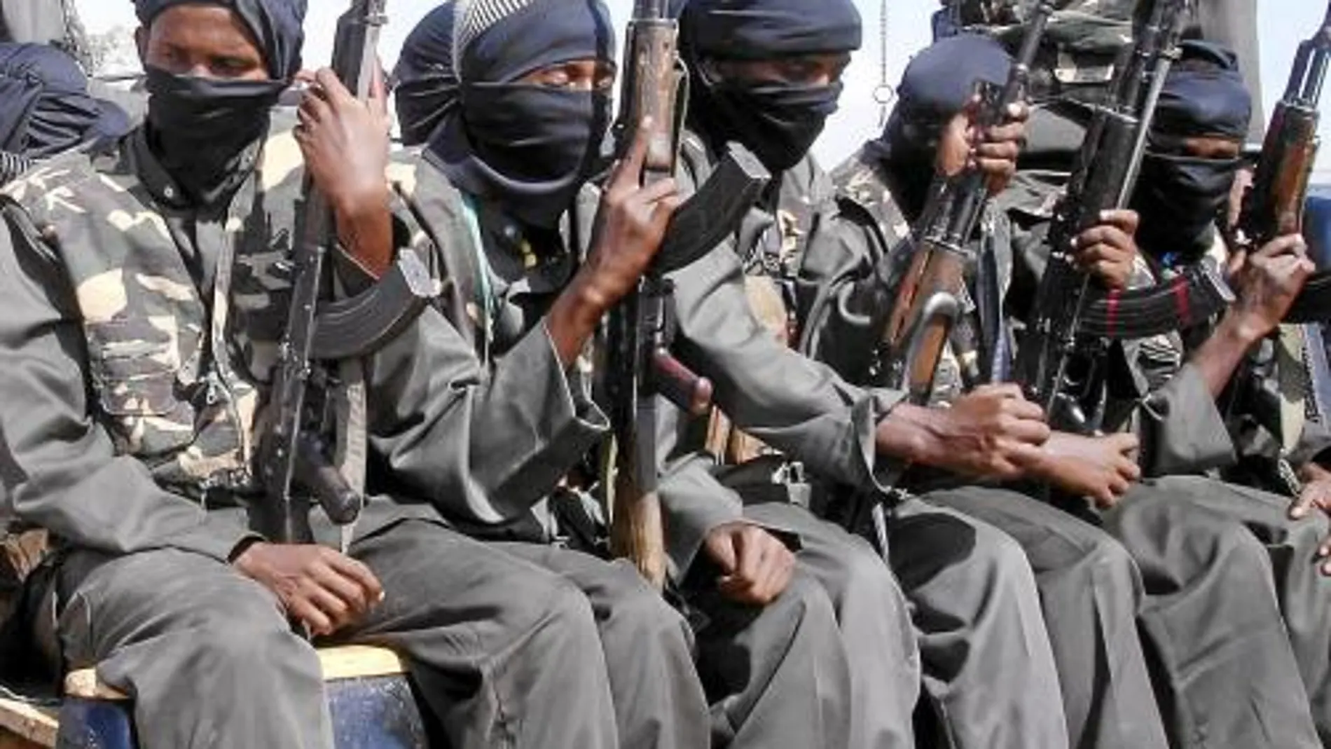 Un grupo de milicianos de Al Shabab, grupo integrista somalí que controla parte del sur del país, fotografiados cerca de Mogadiscio