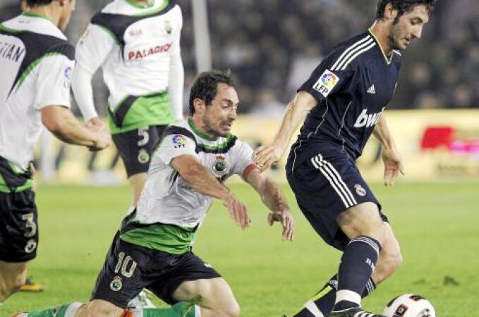 Granero se lleva la pelota y Munitis cae al suelo después de no poder alcanzarlo